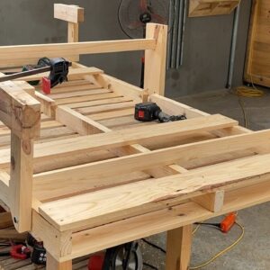 Space Saving Idea For Your Home From Wooden Pallets// Backup Folding Bed When Your House Has Guests
